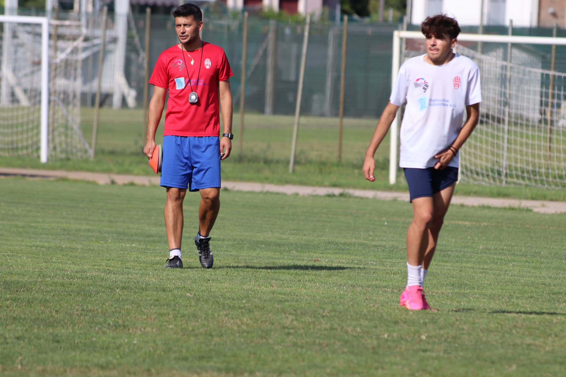 Orlando Pasetto cammina in campo accanto a un atleta durante una seduta individuale