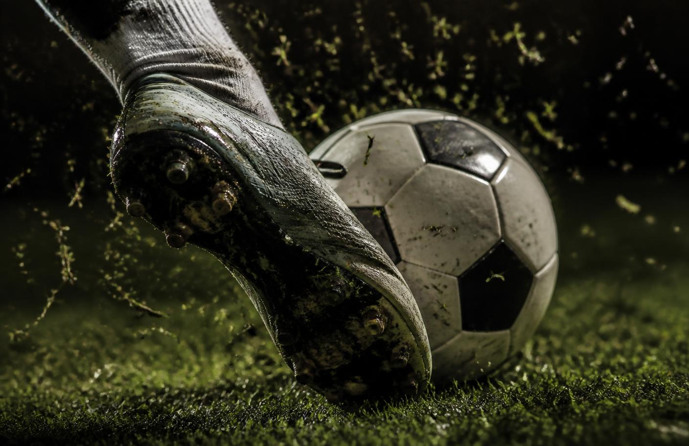 Dettaglio ravvicinato di un gesto tecnico sul pallone